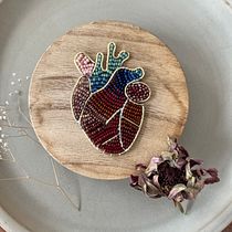 My project for course: Jewelry Making with Beadwork and Metal- Anatomical Heart. Un progetto di Design di accessori, Artigianato, Design di gioielli, Fashion design e DIY di intheembersbeads - 16.01.2024