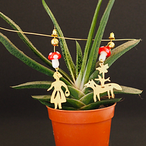 Mon projet du cours : Boucles d'oreilles "Le petit chaperon rouge". Un projet de Création d'accessoires, Artisanat, Design de bijoux , et DIY de susyrouge - 04.02.2024