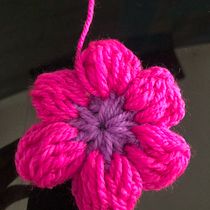 Teje un suéter colorido con aplicaciones florales. Crochê, e Design têxtil projeto de Frances Higuera - 08.02.2024