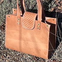 My project for course: Create Custom Hand-Sewn Leather Bags. Un projet de Création d'accessoires, Artisanat, St, lisme , et Couture de Claudia Lawrance - 08.02.2024
