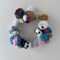 Coroa de pompons . Artesanato, Decoração de interiores, DIY, e Design têxtil projeto de Catarina Sobral - 30.01.2024