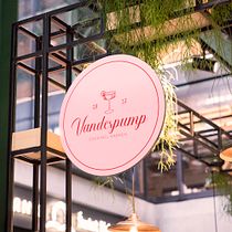 Vanderpump Cocktail Garden Branding Design. Un projet de Design , Br, ing et identité, Design graphique , et Création de logos de rabiavural01 - 12.02.2024