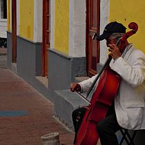 Calle y Cello. Photograph, Digital Photograph, and Photographic Composition project by Andrés Hurtado - 02.13.2024