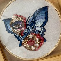 Mi proyecto del curso: Retratos bordados en pedrería. Een project van Ontwerp van accessoires, Borduurwerk,  Interieurdecoratie y Textielontwerp van Diana Betancourt - 31.01.2024