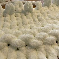 Mi proyecto del curso: Manta 170x180 de chenille blanco. Een project van Ontwerp van accessoires,  Modeontwerp, Textiel, DIY y Breien van marinaescriva.24 - 16.01.2024