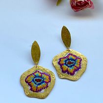 The little flowers that grow around me🌺 . Un progetto di Design di accessori, Artigianato, Design di gioielli, Ricamo e Textile Design di waneskavieirajewelry - 19.02.2024