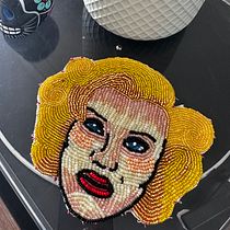 Mi proyecto del curso: Retratos bordados en pedrería. Een project van Ontwerp van accessoires, Borduurwerk,  Interieurdecoratie y Textielontwerp van viviannkg - 20.02.2024