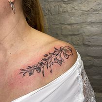 My project for course: Fine Line Tattoo Techniques: Create Meaningful Designs. Traditional illustration, Drawing, and Tattoo Design project by Marta Piekło - 01.10.2024