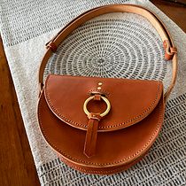 My project for course: Leatherwork: Designing and making a crossbody bag. Design, Accessor, Design, Arts, Crafts, Fashion Design, and Sewing project by Anja H. - 02.22.2024