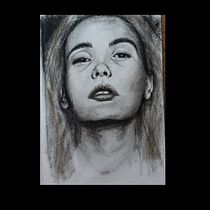 Mi proyecto del curso: Retrato artístico al carboncillo: creando atmósferas. Ilustração tradicional, Artes plásticas, Desenho, Desenho de retrato, Desenho realista, e Desenho artístico projeto de Patricia Melo - 22.02.2024