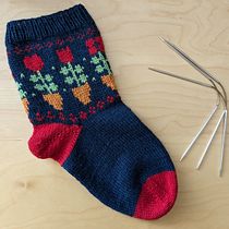 My project for course: Introduction to Colorwork Sock Knitting. Accessor, Design, Fashion Design, Fiber Arts, Knitting, and Textile Design project by taia6369 - 03.03.2024