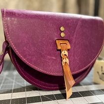 My project for course: Leatherwork: Designing and making a crossbody bag. Een project van  Ontwerp, Ontwerp van accessoires, Craft,  Modeontwerp y Naaiwerk van Ali Collins - 03.03.2024