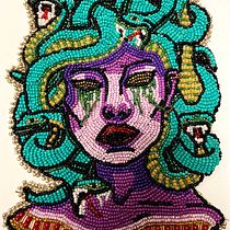 My project for course: Beaded Embroidery Portraits. Een project van Ontwerp van accessoires, Borduurwerk,  Interieurdecoratie y Textielontwerp van ameliadolldots - 03.03.2024