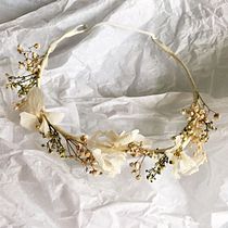 Mon projet du cours : Coiffe florale : créez votre accessoire avec des fleurs. Accessor, Design, Fashion Design, DIY, Floral, and Plant Design project by claire.delmont - 03.07.2024