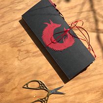 Mi proyecto del curso: Ilustración con papercut: crea libros extraordinarios. Een project van Traditionele illustratie, Redactioneel ontwerp, Papercraft, Stor, telling,  Boekbinding, Kinderillustratie, DIY y Verhaallijn van Vanessa O Nazir - 07.03.2024