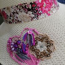 Mi proyecto del curso: Bordado y personalización de accesorios. Accessor, Design, Jewelr, Design, Fashion Design, Embroider, and Textile Design project by Claudia Bolaños Bolaños - 03.14.2024