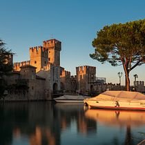 sirmione. Photograph, Photo Retouching, Digital Photograph, Photographic Composition, and Color Theor project by Francesco di Coste - 03.14.2024