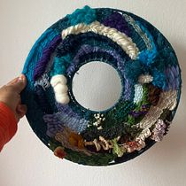 Mi proyecto del curso: Tejido en telar circular para tapices de pared coloridos. Arts, Crafts, Interior Design, Pattern Design, Fiber Arts, Weaving, and Textile Design project by nailen_simone - 03.17.2024