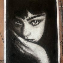 My project for course: Artistic Charcoal Portraiture: Creating Atmosphere. Ilustração tradicional, Artes plásticas, Desenho, Desenho de retrato, Desenho realista, e Desenho artístico projeto de anshul_gupta05_09 - 14.03.2024