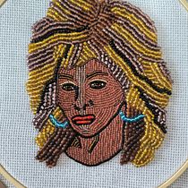 Mi proyecto del curso: Retratos bordados en pedrería. Een project van Ontwerp van accessoires, Borduurwerk,  Interieurdecoratie y Textielontwerp van kcisternaventurelli - 16.03.2024