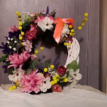 Il mio progetto del corso: Ghirlanda "Mattina di Primavera". Un progetto di Design, Interior design, Paesaggismo, DIY, Design floreale e vegetale e Textile Design di ninahsplatters - 18.03.2024