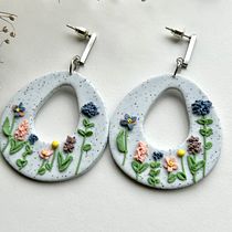 Mijn project van de cursus: Inleiding tot polymeerklei: ontwerp bloemenaccessoires. Design de acessórios, Artesanato, Design de joias, Design de moda, e DIY projeto de daisy_vd_k - 21.03.2024