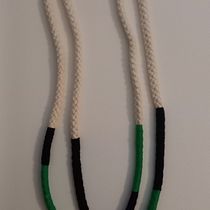 Meu projeto do curso: Introdução à bijuteria de corda: faça seu próprio colar. Un progetto di Artigianato, Design di gioielli, Macramè e Textile Design di Carla Torres Moreira - 28.03.2024