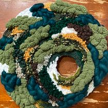 My project for course: Circular Weaving for Colorful Wall Decor. Arts, Crafts, Interior Design, Pattern Design, Fiber Arts, Weaving, and Textile Design project by Tiffany Flores - 04.02.2024