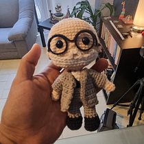 Mi proyecto del curso: Amigurumis: personas tejidas a crochet; Sigmund Freud. Arts, Crafts, To, Design, Fiber Arts, Crochet, Amigurumi, and Textile Design project by Macarena Aguilar García - 02.08.2024