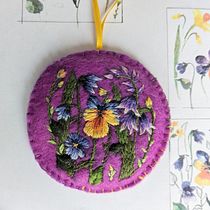 Mein Abschlussprojekt für den Kurs: Sticktechniken für florale Muster auf Filz. Accessor, Design, Arts, Crafts, Pattern Design, Botanical Illustration, and Textile Design project by sa_mar - 04.04.2024