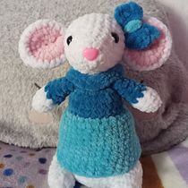 Mi proyecto del curso: Amigurumi Ratoncita . Arts, Crafts, To, Design, Fiber Arts, Crochet, Amigurumi, and Textile Design project by Victoria Segura - 04.06.2024