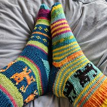 My project for course: Introduction to Colorwork Sock Knitting. Un proyecto de Diseño de complementos, Diseño de moda, Tejido, Tejido de punto y Diseño textil de dolls_and_cats - 03.04.2024