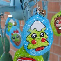 Enfeites de Natal para uma Feirinha de Caridade / Meu projeto do curso: Papel machê para iniciantes: escultura de personagem colorido. Traditional illustration, Character Design, To, Design, Art To, s, and Creating with Kids project by Andrea Tostes - 04.09.2024