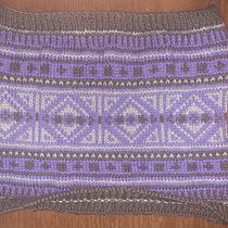 My project for course: Stranded colorwork knitting. Design de acessórios, Design de moda, Tecido, DIY, Tricô, e Design têxtil projeto de Maria Rosaria Spinelli - 10.04.2024