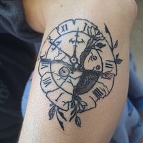 Tatuaje reloj roto. Traditional illustration, Drawing, and Tattoo Design project by Juan Manuel Martínez Acosta - 04.22.2024