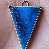 Meu projeto do curso: Design de joalheria com resina. Un progetto di Design di accessori, Artigianato, Design di gioielli, DIY e Design di noelinhazinha - 31.10.2023