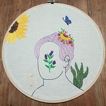Meu projeto do curso: Retrato bordado com elementos botânicos. Un proyecto de Bordado y Diseño textil de Luciane Alves Souza - 26.04.2024