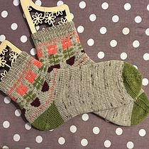 My project for course: Introduction to Colorwork Sock Knitting. Accessor, Design, Fashion Design, Fiber Arts, Knitting, and Textile Design project by Nelly Grandière - 04.26.2024