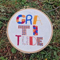 Mon projet du cours : Lettres brodées : le fil en tant qu’outil graphique. Un projet de Broderie , et Design textile de mondsirketty - 28.04.2024