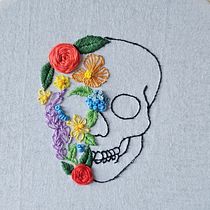 Mi proyecto del curso: Bordado a mano anatómico y floral para prendas y complementos. Projekt z dziedziny  Haft, Upc, cling, Wzornictwo tekst i liów użytkownika Stefania Romero - 30.04.2024