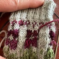 Mein Abschlussprojekt für den Kurs: Einführung in das Colorwork-Sockenstricken Ein Projekt aus dem Bereich Erweiterungsentwicklung, Modedesign, Weben, Stricken und Textildesign von rose1437bs - 06.05.2024