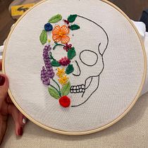 Il mio progetto del corso: Ricamo a mano anatomico e floreale per capi e accessori. Projekt z dziedziny  Haft, Upc, cling, Wzornictwo tekst i liów użytkownika serena_cornacchione - 10.05.2024