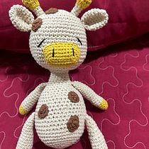 Girafinha . Arts, Crafts, To, Design, Crochet, Amigurumi, and Textile Design project by Mila Neves Souza - 05.17.2024