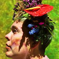 My project for course: Floral Headpiece: Using Flowers to Create Accessories. Accessor, Design, Fashion Design, DIY, Floral, and Plant Design project by Melanie Cole - 04.03.2024