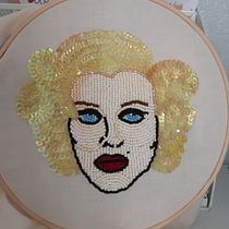 Mon projet du cours : Portraits brodés en perles. Een project van Ontwerp van accessoires, Borduurwerk,  Interieurdecoratie y Textielontwerp van Nelly Perez - 22.05.2024