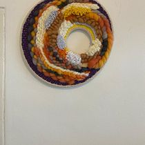 Meu projeto do curso: Tapeçarias coloridas em tear circular. Arts, Crafts, Interior Design, Pattern Design, Fiber Arts, Weaving, and Textile Design project by Dulce Salvador - 05.27.2024