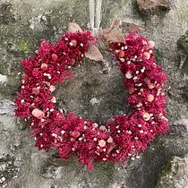 Il mio progetto del corso: Creazione di una ghirlanda con fiori secchi. Un progetto di Design, Interior design, Paesaggismo, DIY, Design floreale e vegetale e Textile Design di ilaria_longo - 08.06.2024