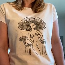 My project for course: Introduction to Hand-Painting on Clothing. Un projet de Artisanat, Peinture, DIY, Upc, cling , et Design textile de rociomaroteescobar - 09.06.2024