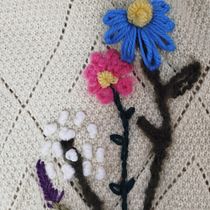 Bordado en lana sobre tejido de punto.. Embroider, Fiber Arts, and Textile Design project by Victoria Arias - 06.14.2024