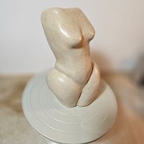 Mein Abschlussprojekt für den Kurs: Lehmkurs: Figuren modellieren. Een project van Craft,  Beeldende kunst,  Interieurdecoratie, Keramiek, DIY y Anatomisch tekenen van cornelia.egger1 - 17.06.2024